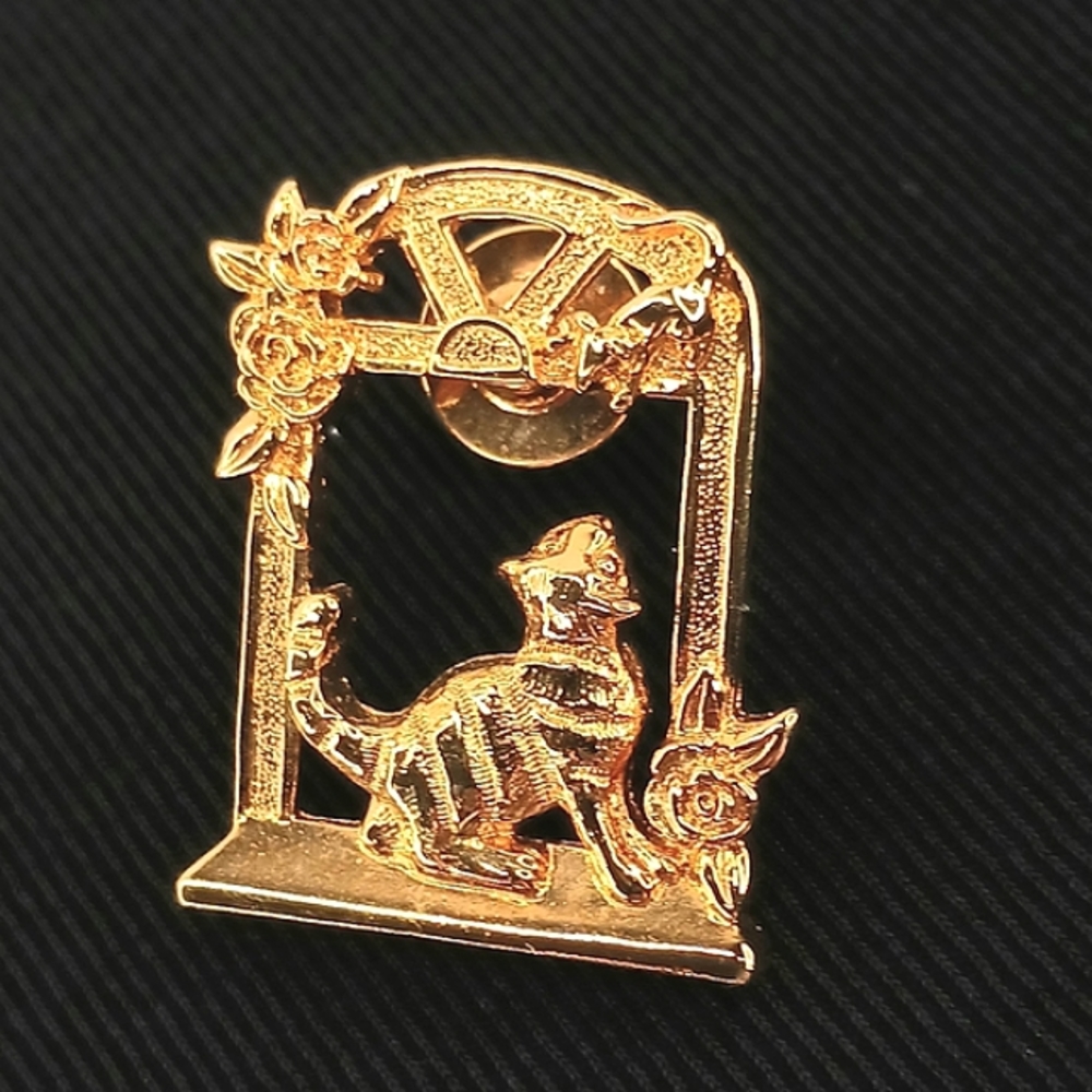 AVON Brooch Pin Touch of Whimsy Cat Watching Mouse Vintage